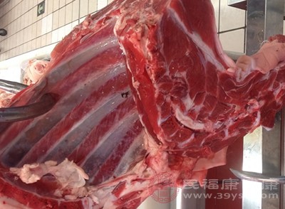 冬季阳气虚弱，饮食应遵循“温补养阳”原则，适当摄入羊肉、牛肉、鸡肉等温热性食物，搭配萝卜、白菜、山药等应季蔬菜，既能补充能量，又能避免上火