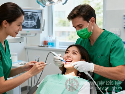 正规的洗牙操作是利用超声波的高频震动去除牙结石，不会损伤牙釉质