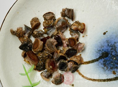 避免食用凉拌田螺、醉田螺等未彻底加热的做法，降低感染风险