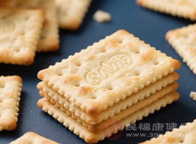 选择温和的碱性食物，如苏打饼干（无过多糖分和油脂）、香蕉或蒸熟的南瓜，少量食用可中和部分胃酸