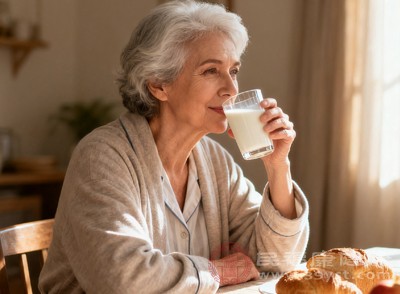 如果睡前感到饥饿，可少量吃一片苏打饼干或喝半杯温牛奶，避免空腹时间过长刺激胃酸分泌