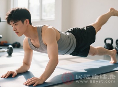 若鸡胸程度较轻，无明显不适，可通过加强胸肌锻炼（如卧推、飞鸟式运动），使胸肌更发达，从视觉上改善胸廓外观