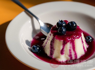 将蓝莓加入燕麦粥、酸奶、牛奶中，或撒在吐司、华夫饼上，既能丰富口感，又能为早餐增添营养，开启活力一天