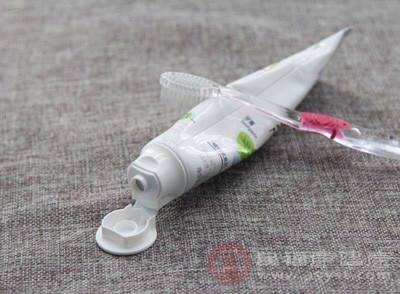 使用某些口腔护理产品（如含有特定成分的牙膏、漱口水），或短暂接触某些化学物质，可能会刺激舌尖黏膜和神经，导致发麻