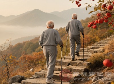 外出时穿戴保暖且轻便的衣物，选择防滑性好的鞋子，避免过厚衣物影响肢体活动
