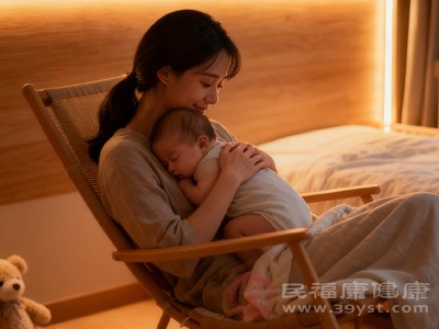 断夜奶期间宝宝可能会出现短暂哭闹，家长需提前做好心理建设，避免因心疼而中途放弃