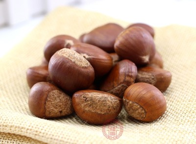 板栗性温味甘，归脾、胃、肾经，能养胃健脾、补肾强筋，有“千果之王”的美誉