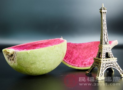 胃溃疡患者的胃黏膜存在损伤，萝卜中的芥子油和膳食纤维可能会刺激溃疡面，导致疼痛加剧或病情反复