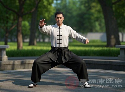 八段锦由八个独立动作组成，每个动作针对特定脏腑和经络，如“两手托天理三焦”调理上中下三焦，“调理脾胃须单举”改善脾胃功能