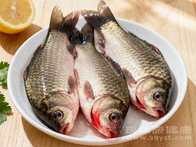 将鲫鱼去鳞、去鳃、去除内脏（注意清理腹腔内的黑膜，可减少腥味），用流动清水冲洗干净后，在鱼身两侧各划2-3刀，便于入味和营养释放