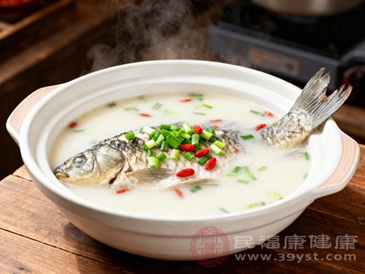 根据产妇产后恢复情况适量加盐调味（产后初期建议清淡为主），搅拌均匀后即可关火，捞出小葱结，将鲫鱼汤盛入碗中，可根据喜好撒少许葱花点缀