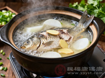 初期从少量汤汁开始，观察无腹胀、腹泻等不适后再逐渐增加