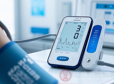 购买家用电子血压计或心率监测设备，每天固定时间（如晨起后、睡前）监测心率，记录心率变化趋势