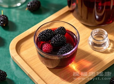 将干桑葚5-10克用温水冲泡，加盖闷10-15分钟后饮用，可反复冲泡至味道变淡，最后连同桑葚一起食用