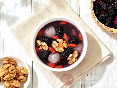 将桑葚与核桃、腰果、黑芝麻等坚果混合食用,每天一小把 将桑葚与核桃、腰果、黑芝麻等坚果混合食用,每天一小把