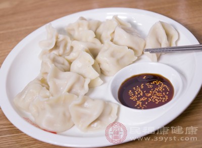 麻酱、香油、辣椒油等蘸料，热量极高