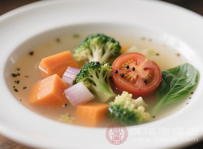 饭前喝一碗清淡的蔬菜汤或菌菇汤，能提前占据胃部空间，减少饺子的摄入量