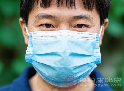 普通医用口罩由外层防水层、中层过滤层和内层吸湿层组成，能有效阻挡飞沫、花粉、粉尘等较大颗粒