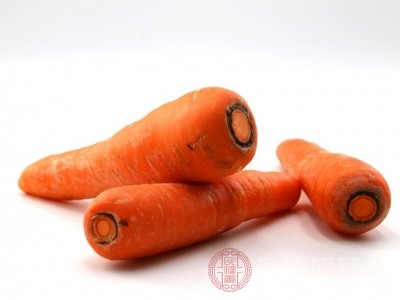 B族维生素是维持身体正常代谢的关键营养素,而生胡萝卜中含有维生素B1、B2、B6等多种B族成员 B族维生素是维持身体正常代谢的关键营养素,而生胡萝卜中含有维生素B1、B2、B6等多种B族成员