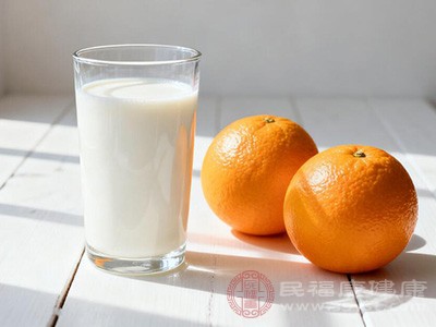 如果担心果酸对蛋白质消化的影响,可以在喝完牛奶后1-2小时再吃橙子 如果担心果酸对蛋白质消化的影响,可以在喝完牛奶后1-2小时再吃橙子