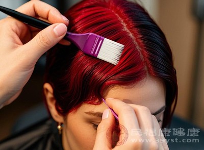 避免频繁烫染头发,选择温和、无刺激的洗发产品 避免频繁烫染头发,选择温和、无刺激的洗发产品