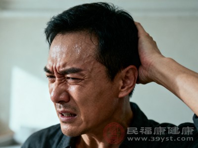 高血压患者血压骤升时，可能出现后脑勺胀痛，还可能伴随头晕、面部潮红等表现，监测血压可发现异常