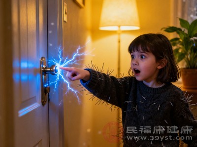 冬季气温低，人体皮肤水分流失加快，变得干燥粗糙，电阻值随之升高，更容易积累电荷