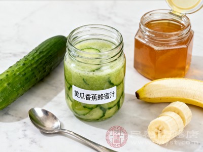 黄瓜香蕉蜂蜜汁选择两餐之间或餐前半小时饮用，作为加餐或辅助控制食量，切忌替代正餐