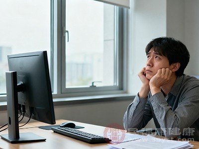 工作间隙对着窗外发愣