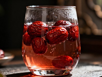 温水泡红枣,随手养气血 温水泡红枣,随手养气血