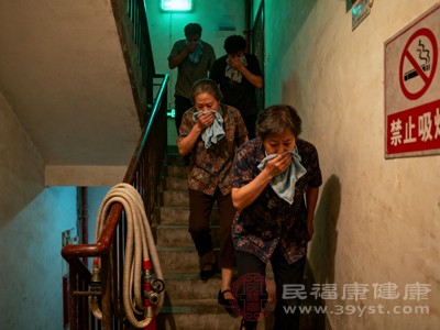 正确的做法是弯腰或匍匐前进，尽量贴近地面呼吸新鲜空气，减少有毒气体吸入