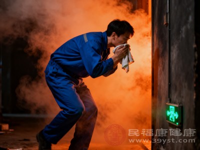 正确的做法是弯腰或匍匐前进,尽量贴近地面呼吸新鲜空气,减少有毒气体吸入 正确的做法是弯腰或匍匐前进,尽量贴近地面呼吸新鲜空气,减少有毒气体吸入