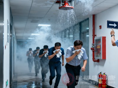 逃生前用湿毛巾捂住口鼻(折叠3-4层，过滤效果最佳)，降低身体重心匍匐前进。遇到房门先触摸温度，确认安全后再通过
