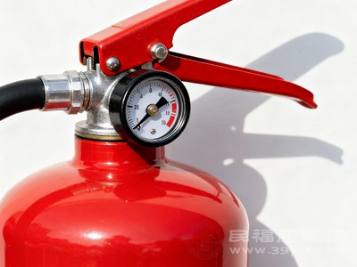 家中应配备灭火器、烟雾报警器、应急手电筒、逃生绳等消防器材，并定期检查维护，确保其正常使用