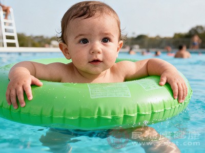 一场畅快的游泳活动,对婴儿的睡眠质量能产生积极的促进作用 一场畅快的游泳活动,对婴儿的睡眠质量能产生积极的促进作用