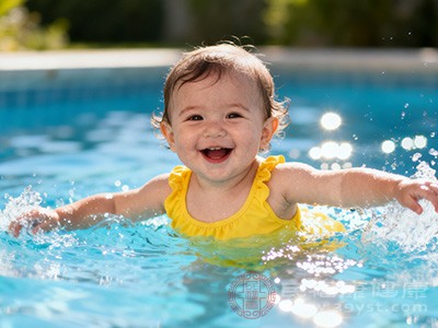 如今许多婴儿游泳机构会设置集体游泳课程,这为宝宝提供了早期的社交机会 如今许多婴儿游泳机构会设置集体游泳课程,这为宝宝提供了早期的社交机会