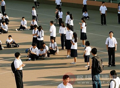 受遗传、营养、环境等因素影响，个体青春启动时间存在±2年的正常差异
