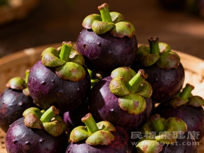 口干舌燥、便秘、易“上火”的人群适合适量食用山竹,其水分和膳食纤维能帮助缓解症状 口干舌燥、便秘、易“上火”的人群适合适量食用山竹,其水分和膳食纤维能帮助缓解症状