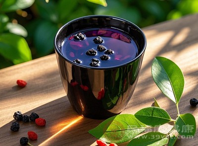 黑枸杞中的花青素不耐高温，冲泡时水温不宜过高，建议使用40℃以下的温水或凉水，以免破坏营养成分