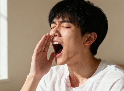 单侧肢体麻木无力是常见表现，患者可能突然感觉半边身体像灌了铅一样沉重