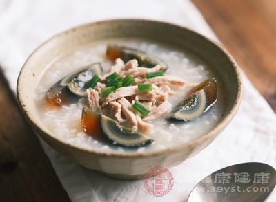 可在粥类中加入肉类，如瘦肉粥、鱼肉粥等