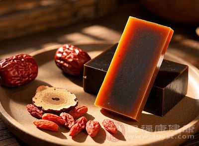 阿胶具有滋阴补血的功效，可将阿胶烊化后加入粥中食用