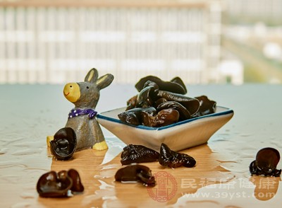 夏季室温较高时,泡发木耳尽量现泡现用 夏季室温较高时,泡发木耳尽量现泡现用