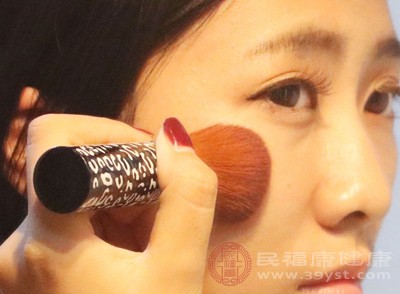 化妆可能掩盖皮肤问题或影响血红蛋白检测 化妆可能掩盖皮肤问题或影响血红蛋白检测