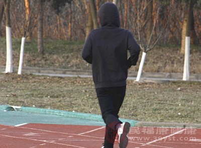 很多人觉得跑步后小腿变粗，其实可能是姿势错误导致的“代偿反应”