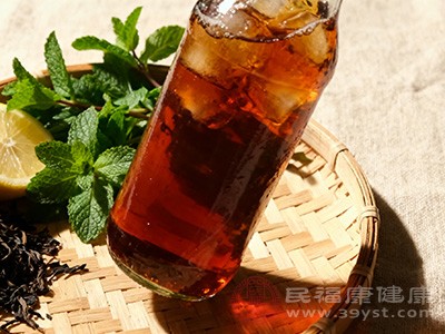 冰红茶中含有一定量的咖啡因和磷酸盐,过量摄入咖啡因会促进尿液生成 冰红茶中含有一定量的咖啡因和磷酸盐,过量摄入咖啡因会促进尿液生成