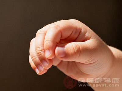 干燥的气候是导致孩子手指头脱皮的重要环境因素之一