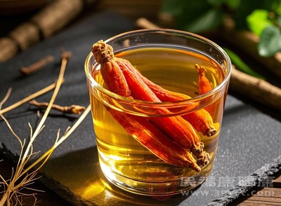 工作间隙含服一片红参，或用红参泡制代茶饮，可在短时间内改善疲劳症状