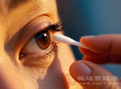 术后需要注意眼部护理,避免强光照射和过度用眼,保持眼部清洁 术后需要注意眼部护理,避免强光照射和过度用眼,保持眼部清洁