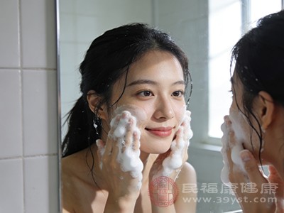 误区一:过度清洁,搓出紧绷感才“干净” 误区一:过度清洁,搓出紧绷感才“干净”